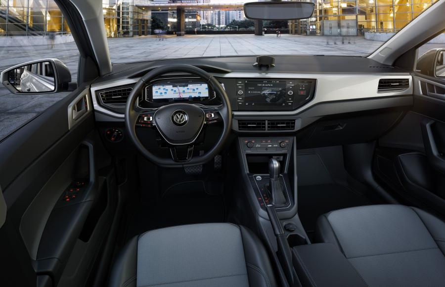 Торпедо Volkswagen Virtus TSI Highline 2018 года  (фото 6 из 14)